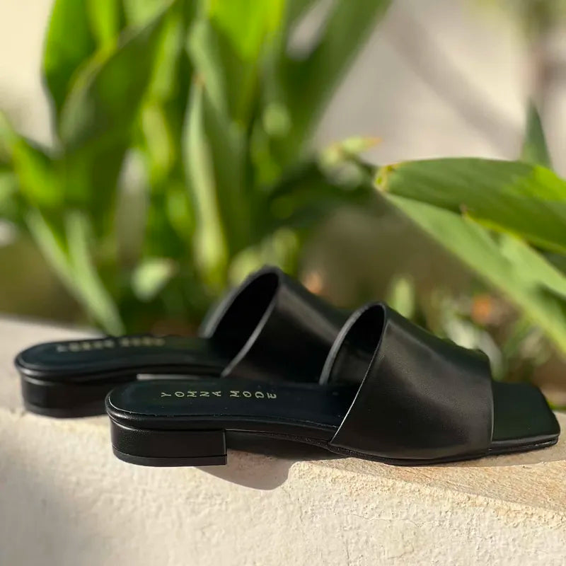 Mules Plates Noires en Cuir Mat à Bout Carré Minimaliste F3