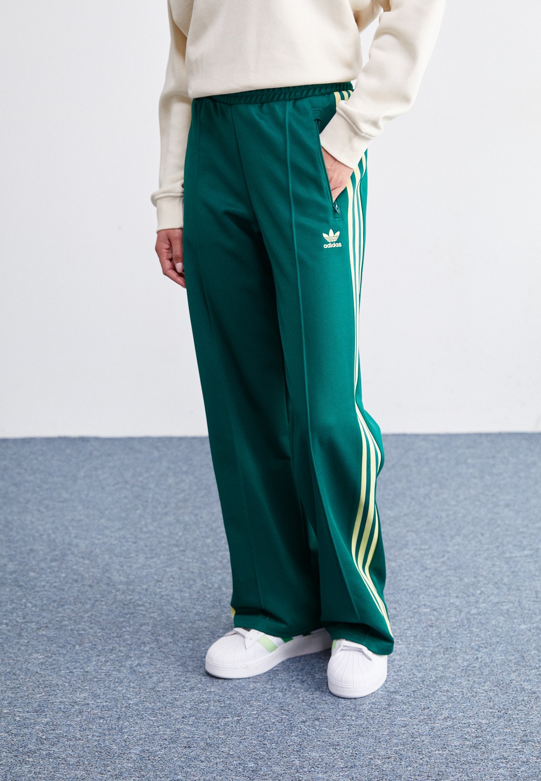 CLASSIC - Pantalon de survêtement - collegiate green