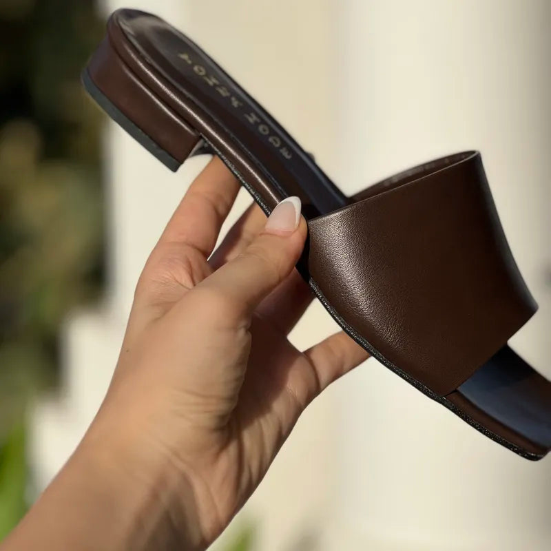 Mules Plates en Cuir Marron Chocolat - L'Essentiel Intemporel F3