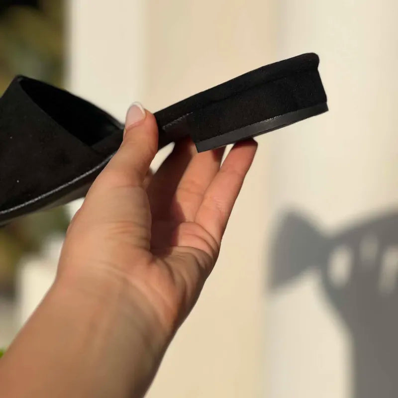 Mules Plates en Daim Noir - L'Élégance Minimaliste F3