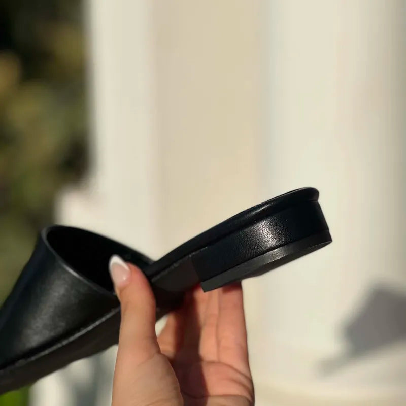 Mules Plates Noires en Cuir Mat à Bout Carré Minimaliste F3