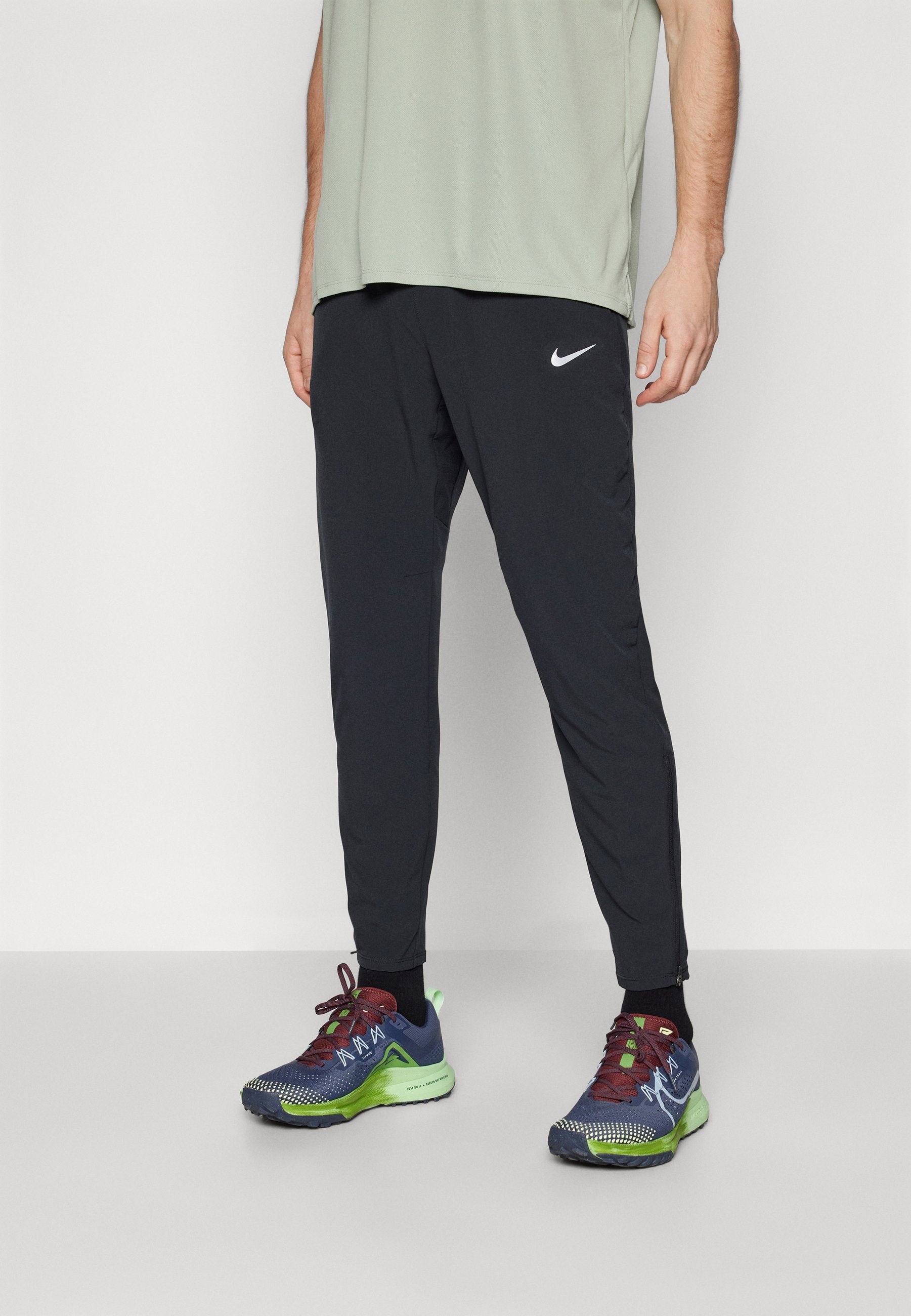 STRIDE PANT - Pantalon de survêtement - black/reflective silver