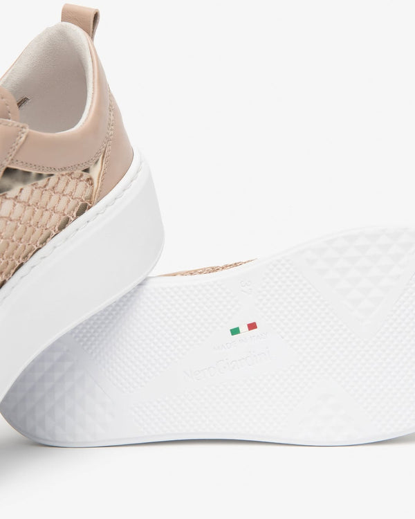 Vue de profil d'une basket beige rosé à plateforme