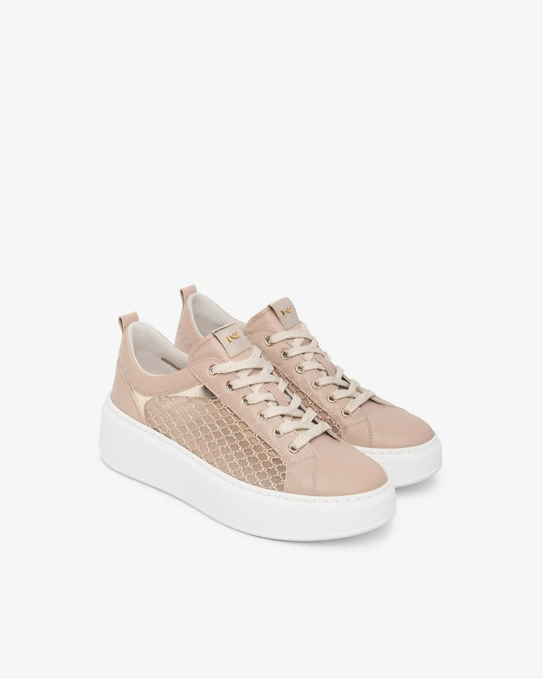Baskets beige rosé à plateforme portées en extérieur