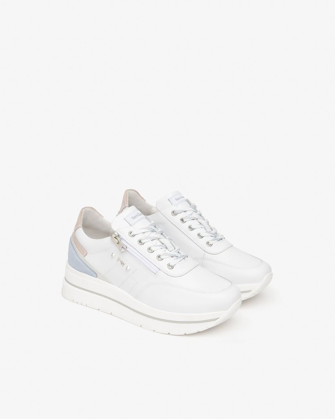 Paire de baskets blanches compensées NeroGiardini sur fond blanc