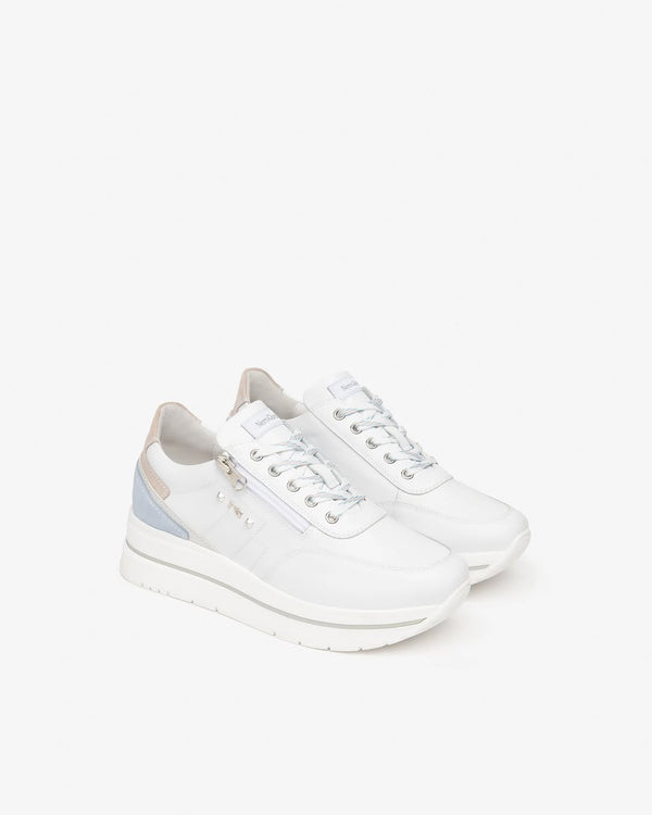 Paire de baskets blanches compensées NeroGiardini sur fond blanc