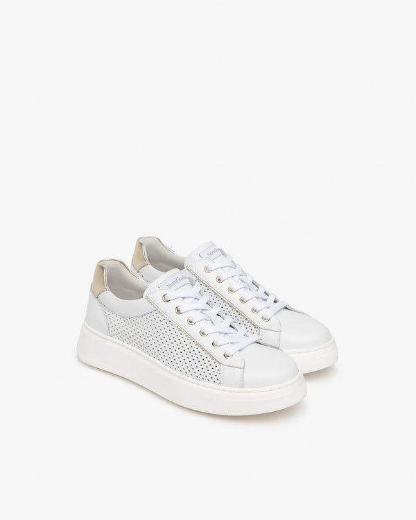 Paire de baskets blanches perforées à détails dorés