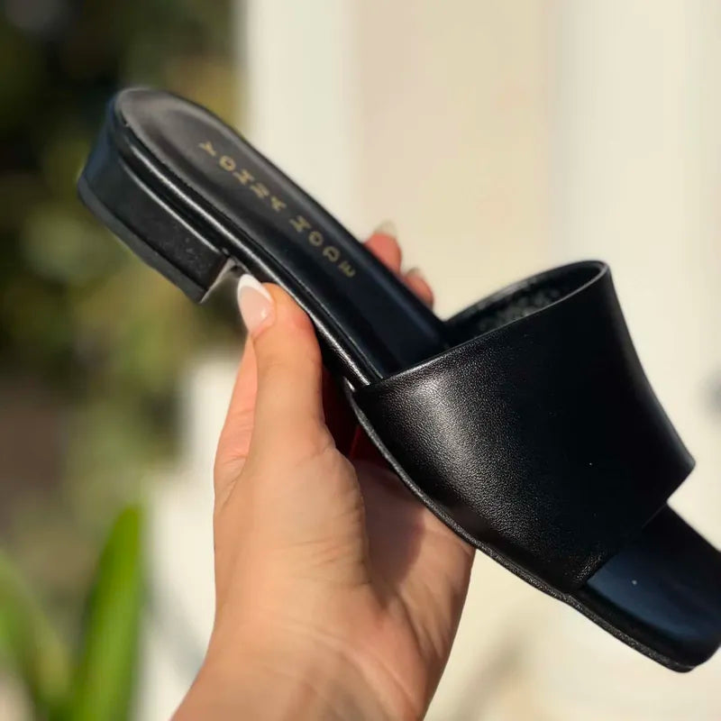 Mules Plates Noires en Cuir Mat à Bout Carré Minimaliste F3