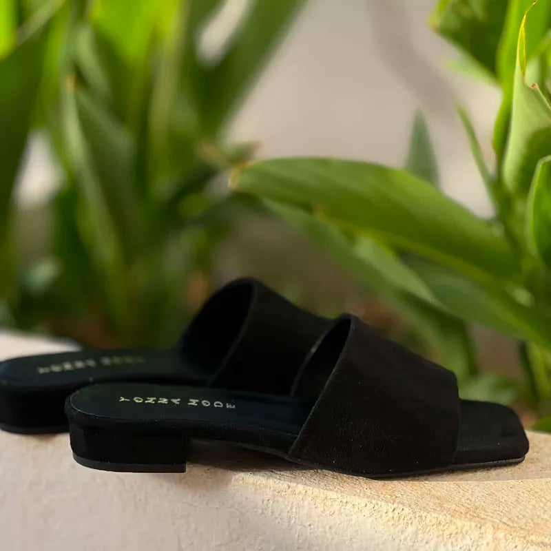 Mules Plates en Daim Noir - L'Élégance Minimaliste F3