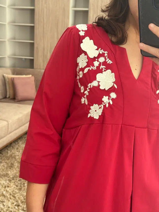 Robe en Popeline de Coton Rouge avec Broderie