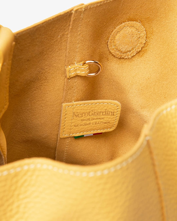 Détail intérieur indiquant cuir véritable et fabrication italienne