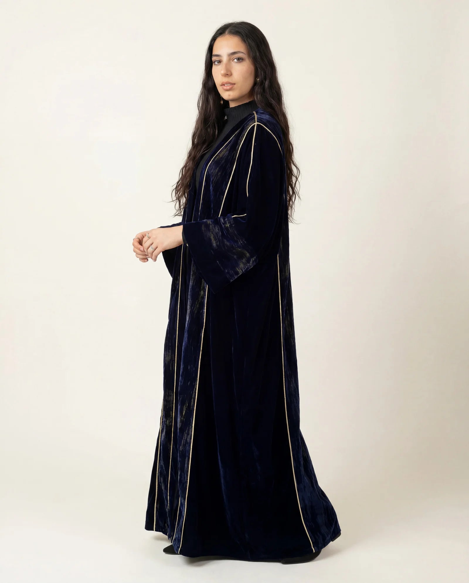 Abaya en velours de soie bleu nuit, galon doré